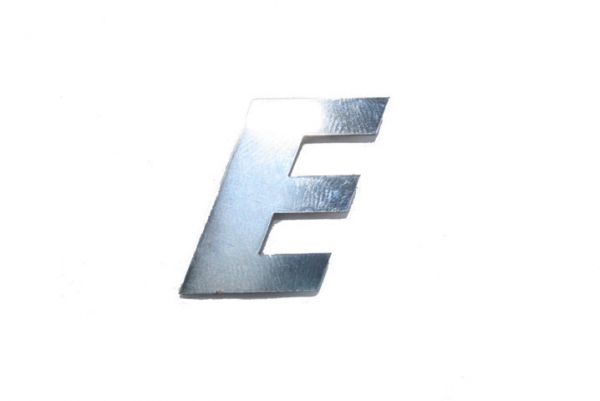 Buchstabe E aus Edelstahl mit rückwärtiger Schraubbefestigung